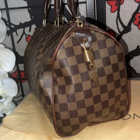 AUTHENTIC LOUIS VUITTON bag. Has been worn a bit. selling for very cheap. :) - Picture 3 of 5